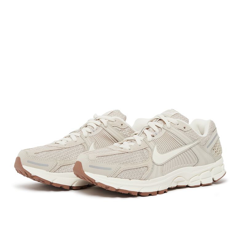 NIKE Zoom Vomero 5 