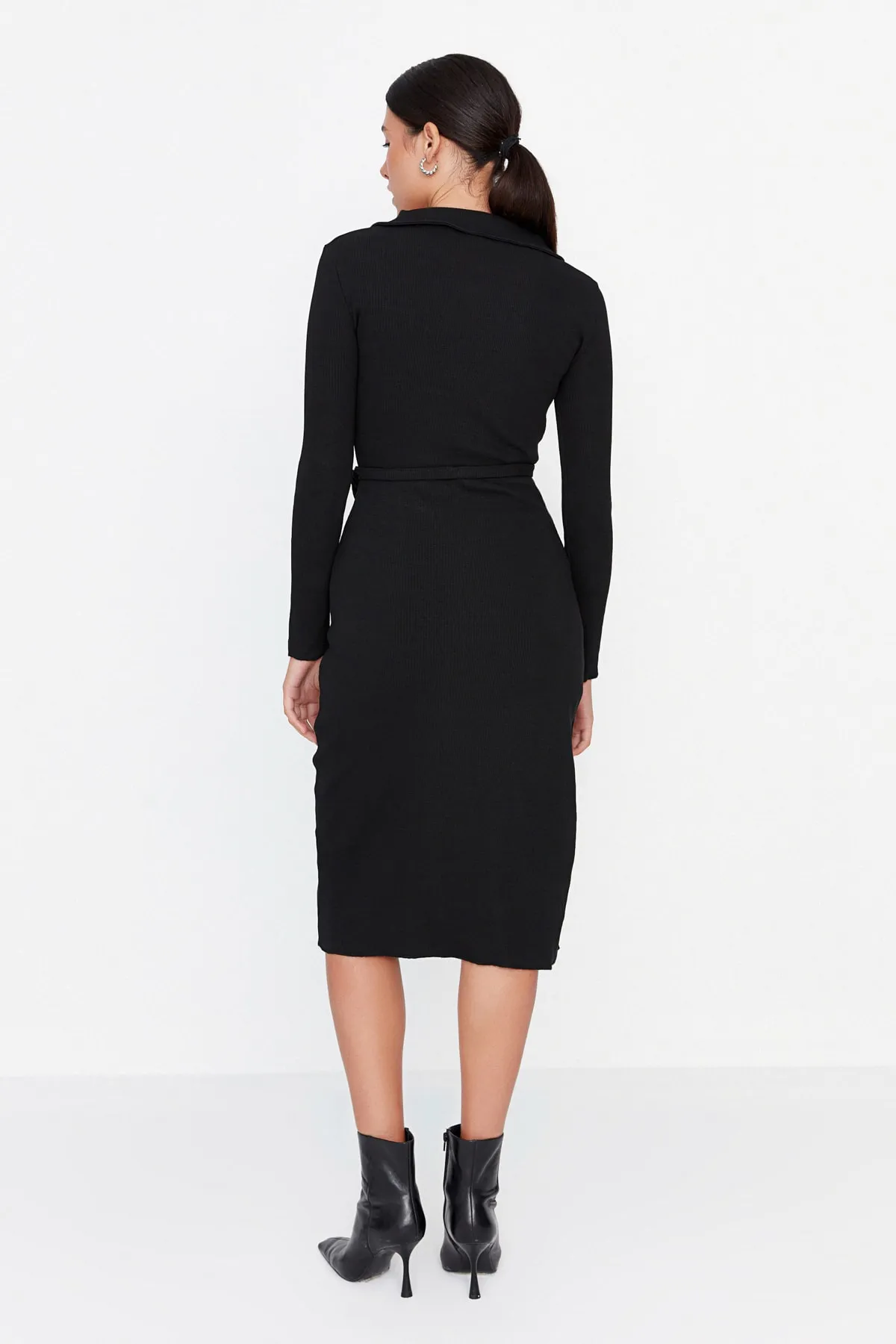 Trendyol Collection  Schwarzes, langärmeliges, geripptes, dehnbares Midi-Strickkleid mit Polokragen und Knöpfen TWOAW23EL00115