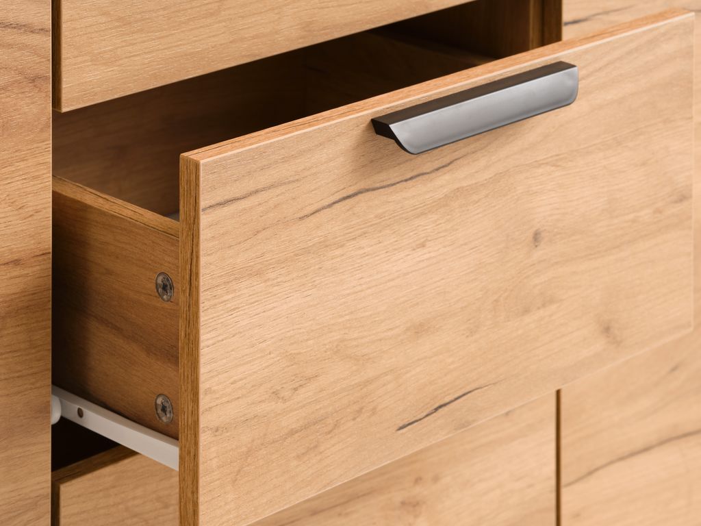 Cômoda JENSLEV com 2 portas e 4 gavetas, em carvalho.