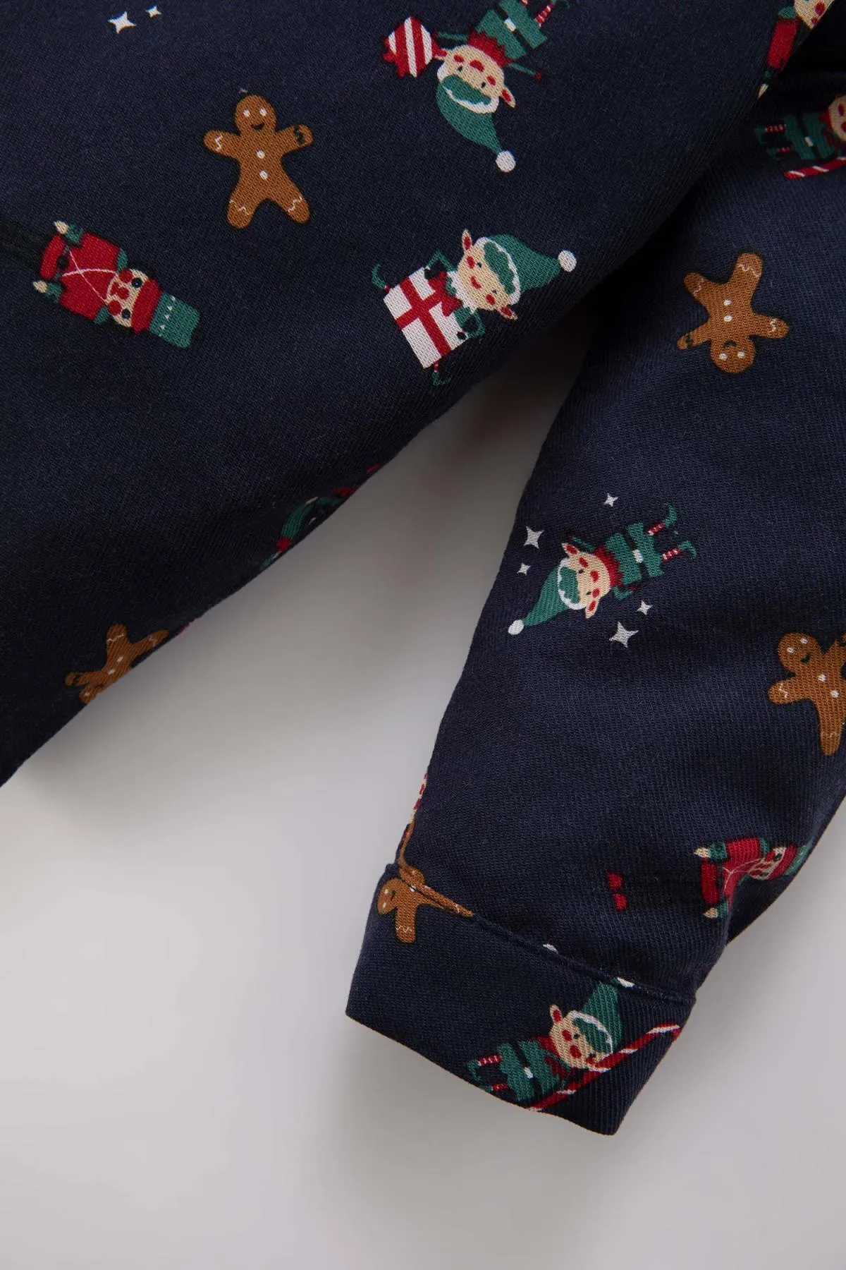 DeFacto  Twill-Langarmshirt mit Weihnachtsmotiv für Babys und Jungen mit Fliege
