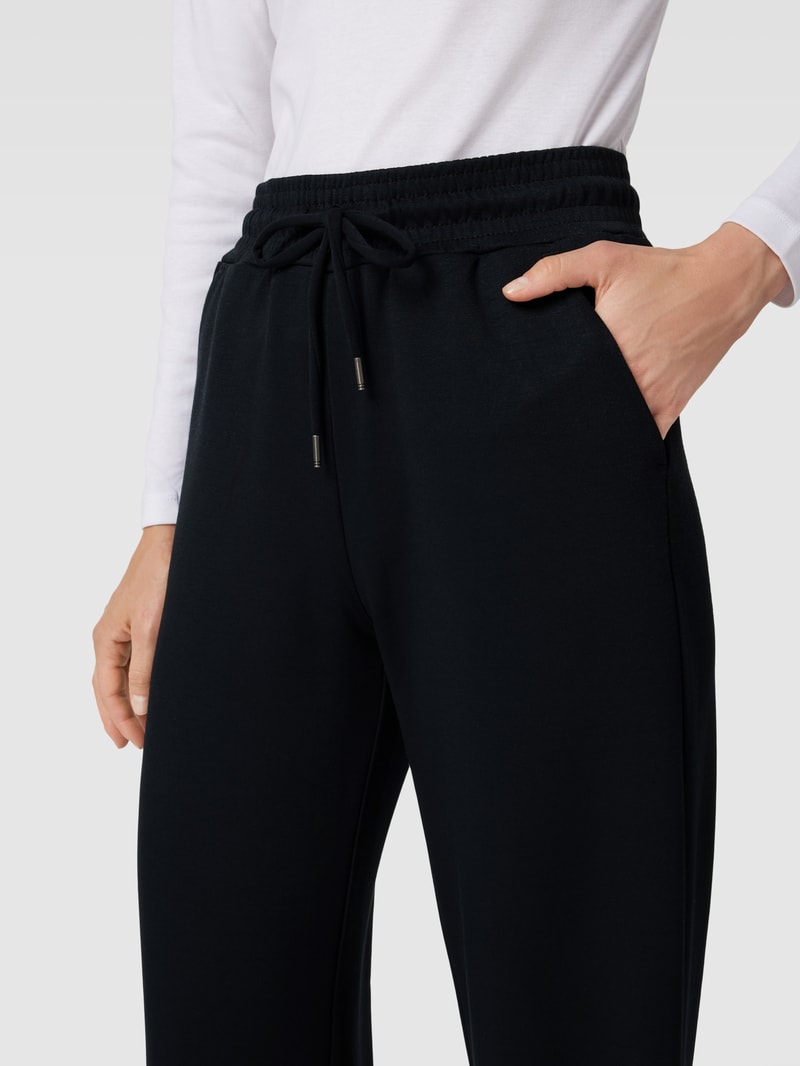 Sweatpants in verkürzter Passform in schwarz