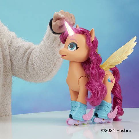 Hasbro Spielfigur My Little Pony, A New Generation - Sing- und Skatespaß Sunny Starscout, mit Sound, leuchtendem Horn und bewegl. Flügeln