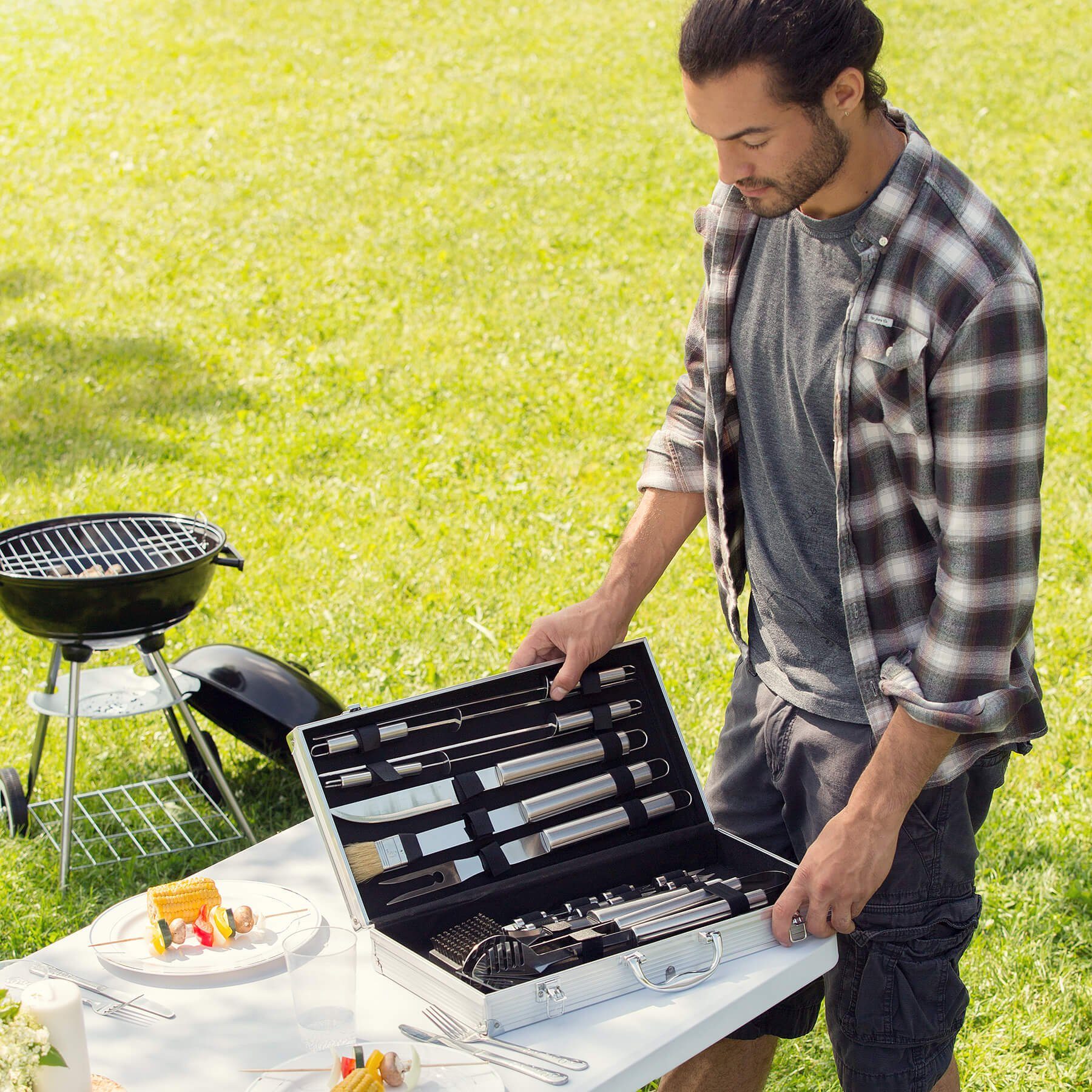 tectake Grillbesteck-Set Grillbesteck aus Edelstahl 18-tlg.