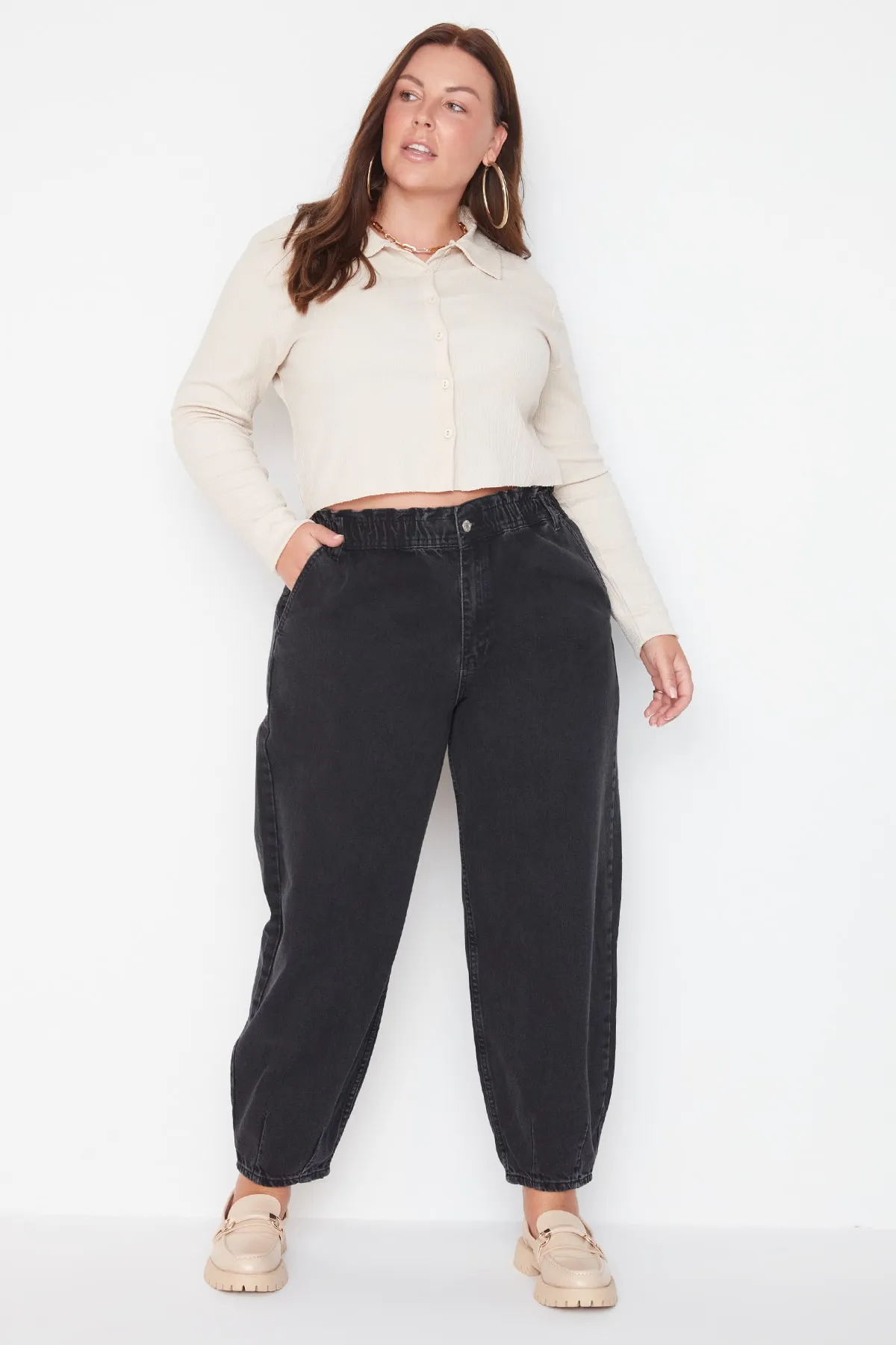 Trendyol Curve  Schwarze Mom-Jeans mit hoher Taille und detaillierten Taschen TBBAW23CJ00007