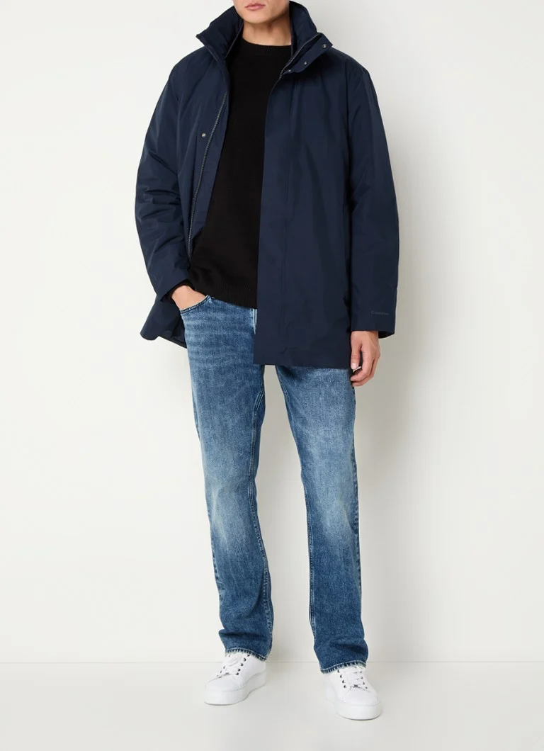 Parka acolchoada Calvin Klein com capuz embutido e bolsos com zíper.