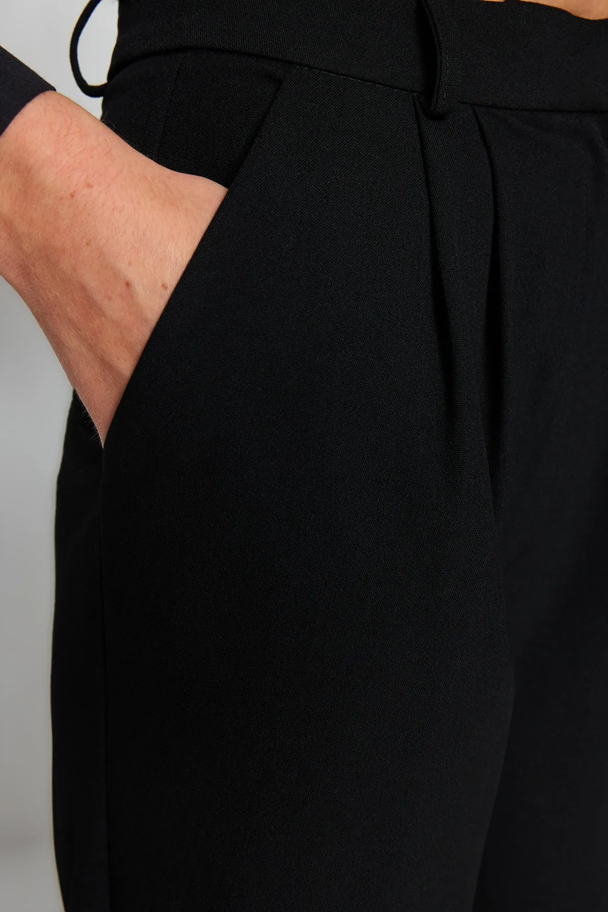Trendyol Collection  Schwarze Webhose mit weitem Bein TPRAW23PL00016