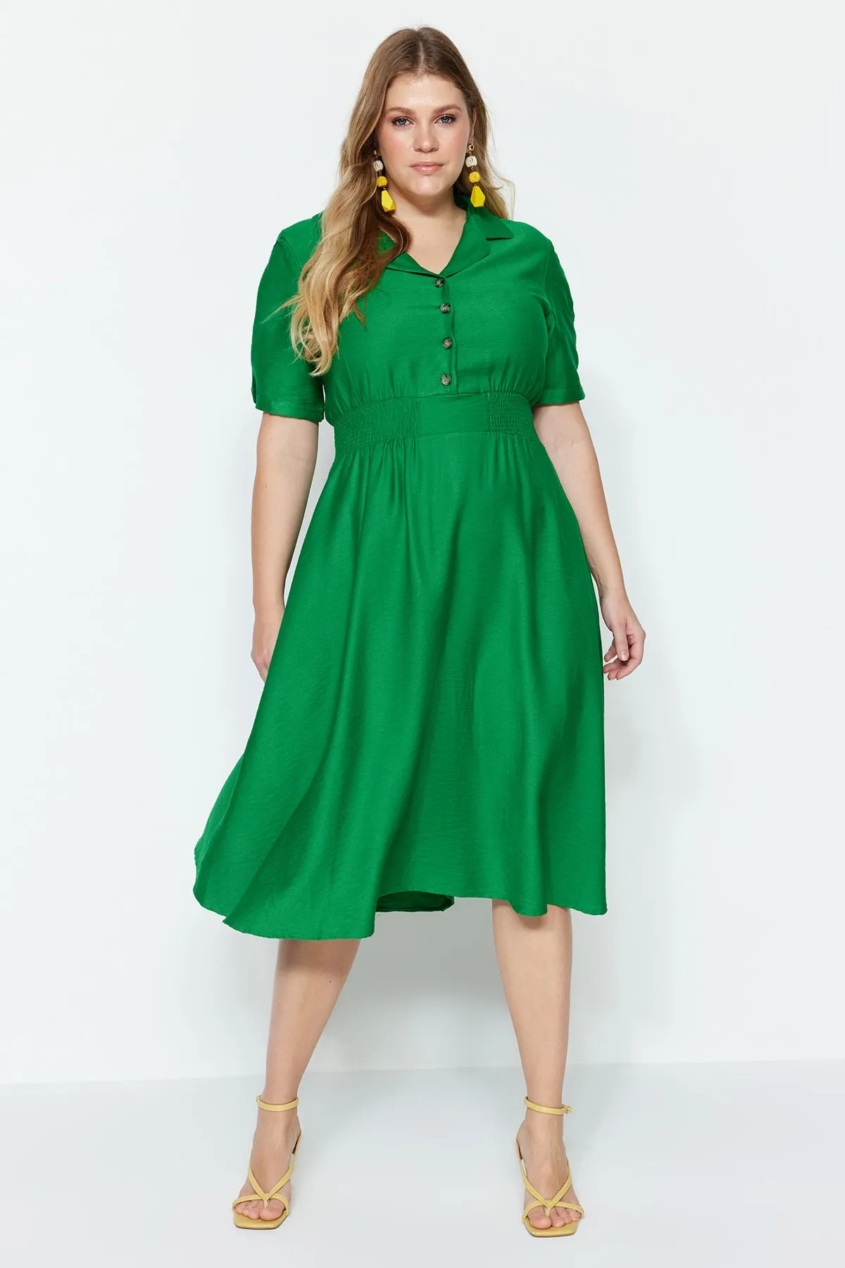 Trendyol Curve  Grünes Webkleid mit elastischem Bund und Knopfdetail TBSSS22EL1563