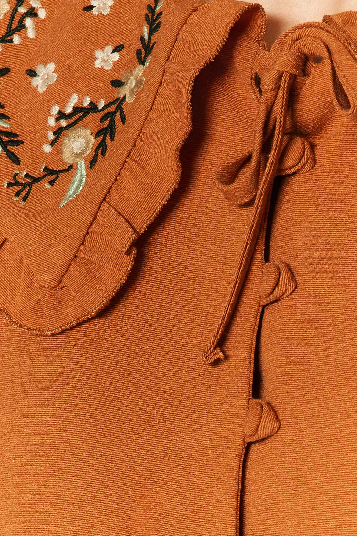 Trendyol Modest  Gewebtes Kleid in Leinenoptik mit besticktem Zimtkragen und halber Knopfleiste TCTSS23EB00257
