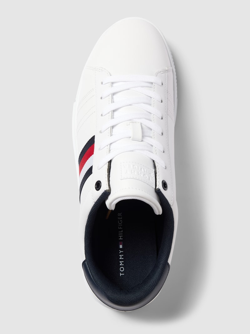 Sneaker mit Label-Detail in weiß