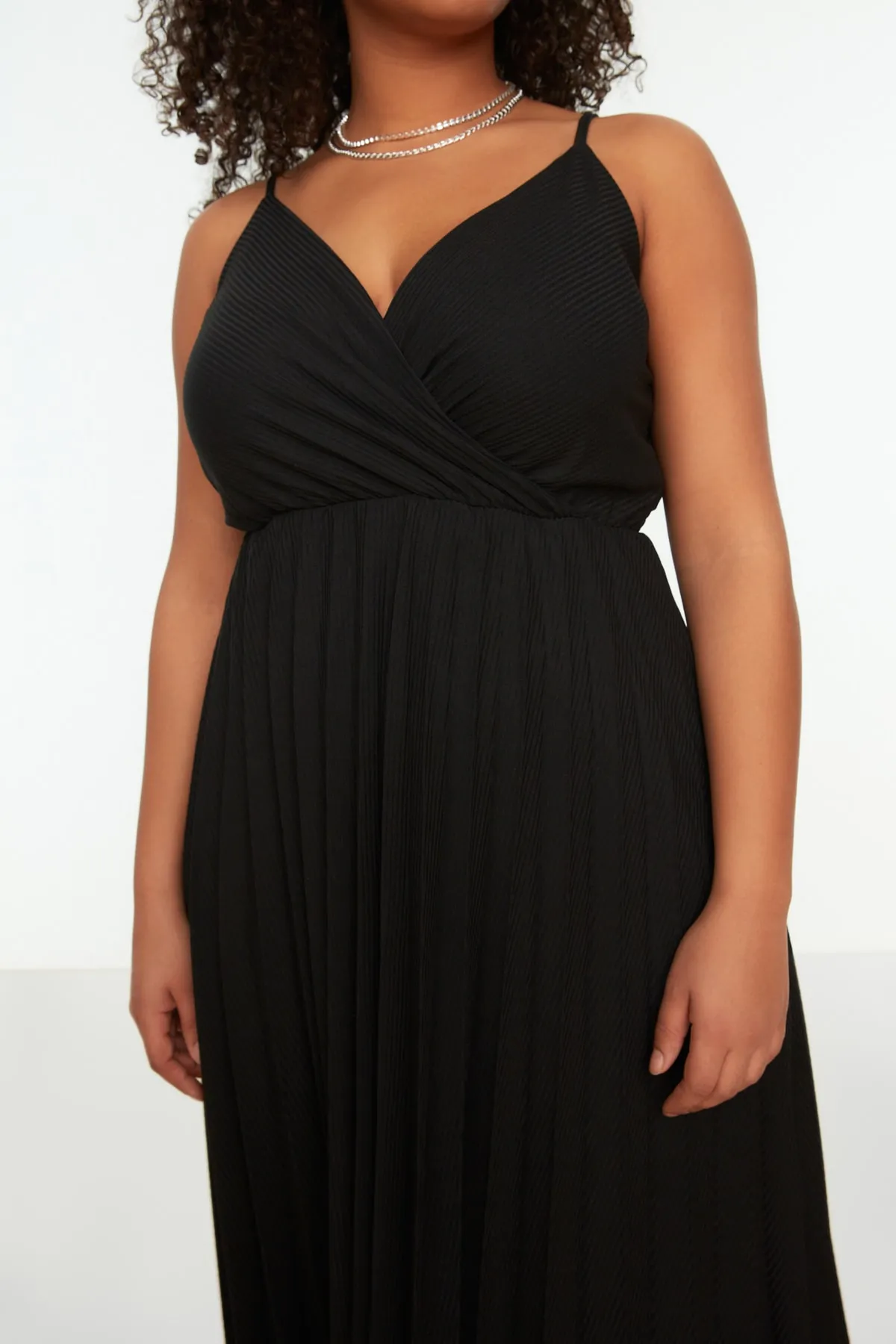 Trendyol Curve  Schwarzes zweireihiges Strickkleid mit Kragen und Trägern TBSSS22EL1565