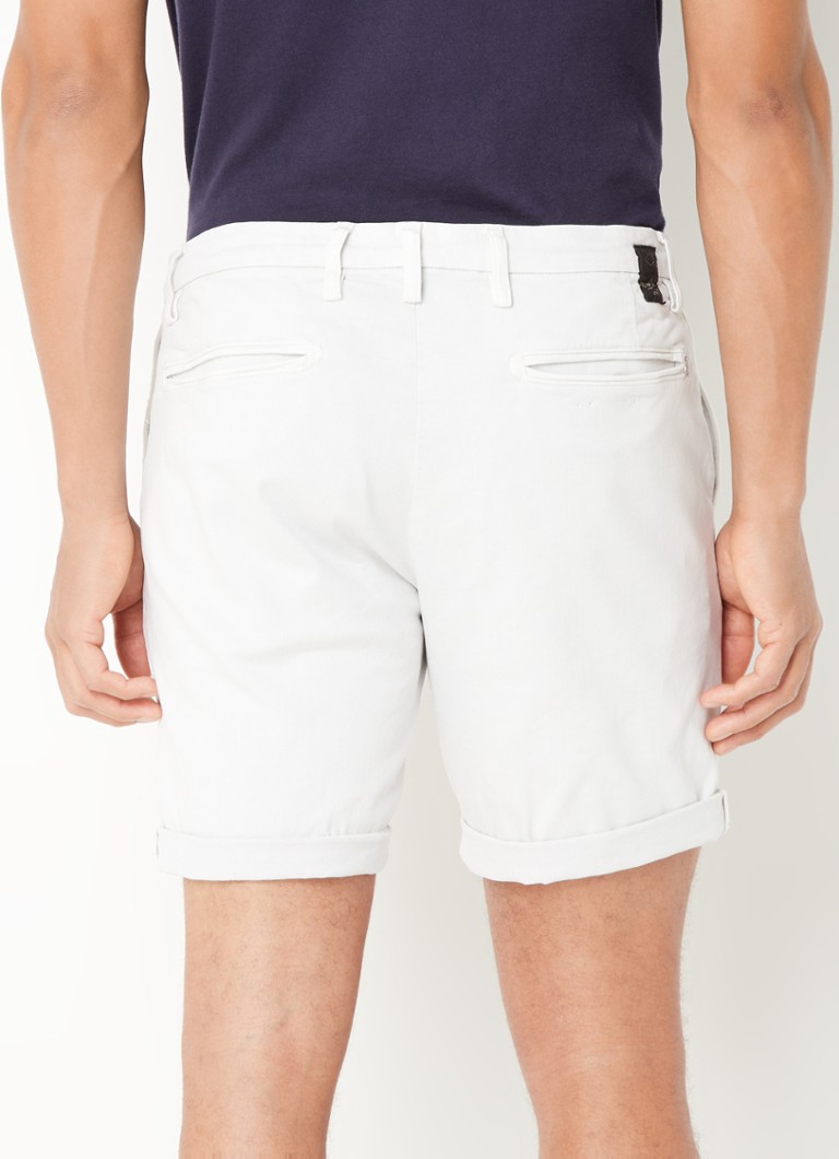 Pantaloni chino Replay Benni într-o croială clasică cu buzunare laterale.