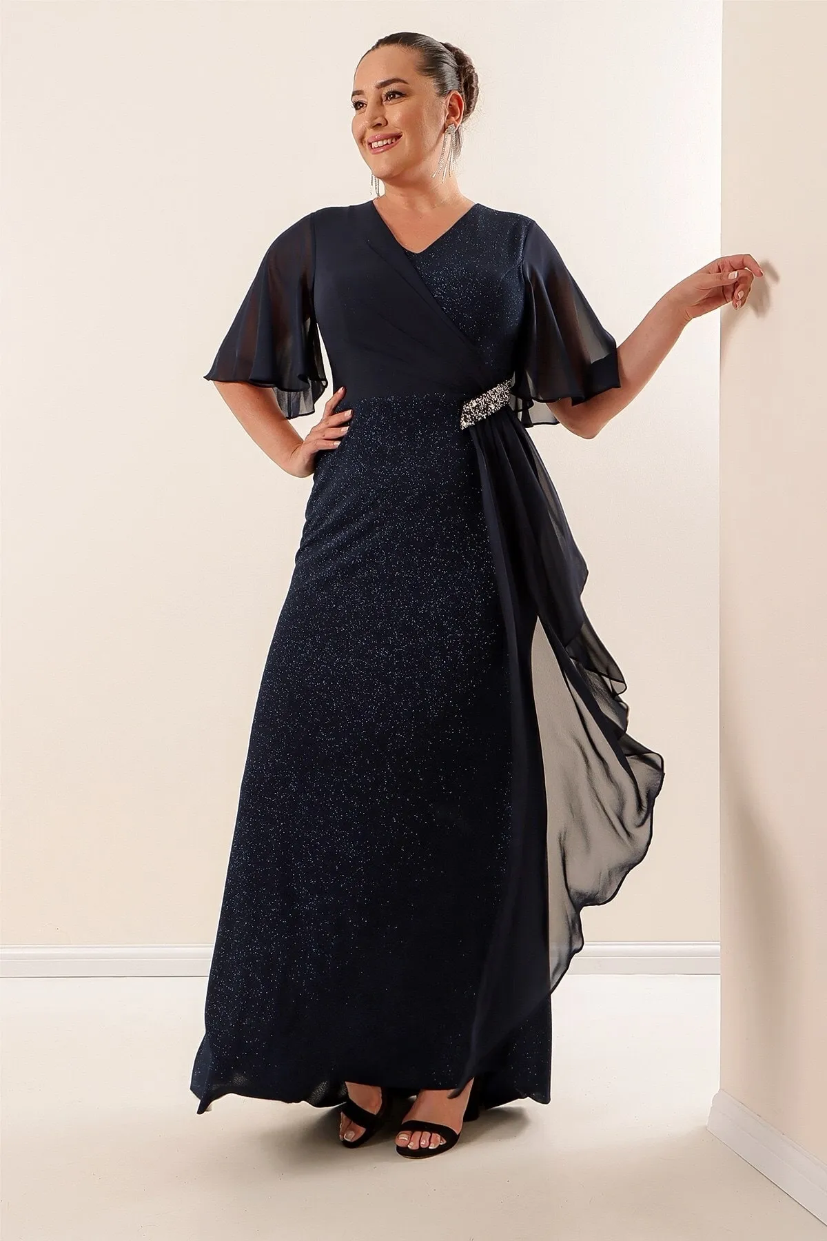 By Saygı  Chiffon-Ärmel, seitliche Steine, Accessoires, gefüttert, Übergröße, silbriges langes Kleid, große Größenauswahl, Saks