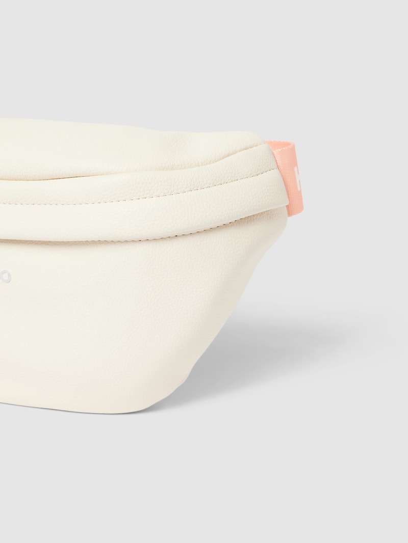 Bauchtasche in Leder-Optik mit Label-Details in offwhite