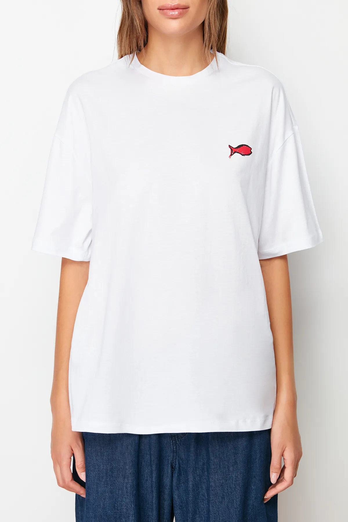 Trendyol Collection  Weißes, bedrucktes, übergroßes/weites Strick-T-Shirt mit Rundhalsausschnitt aus 100 % Baumwolle TWOSS23TS00329