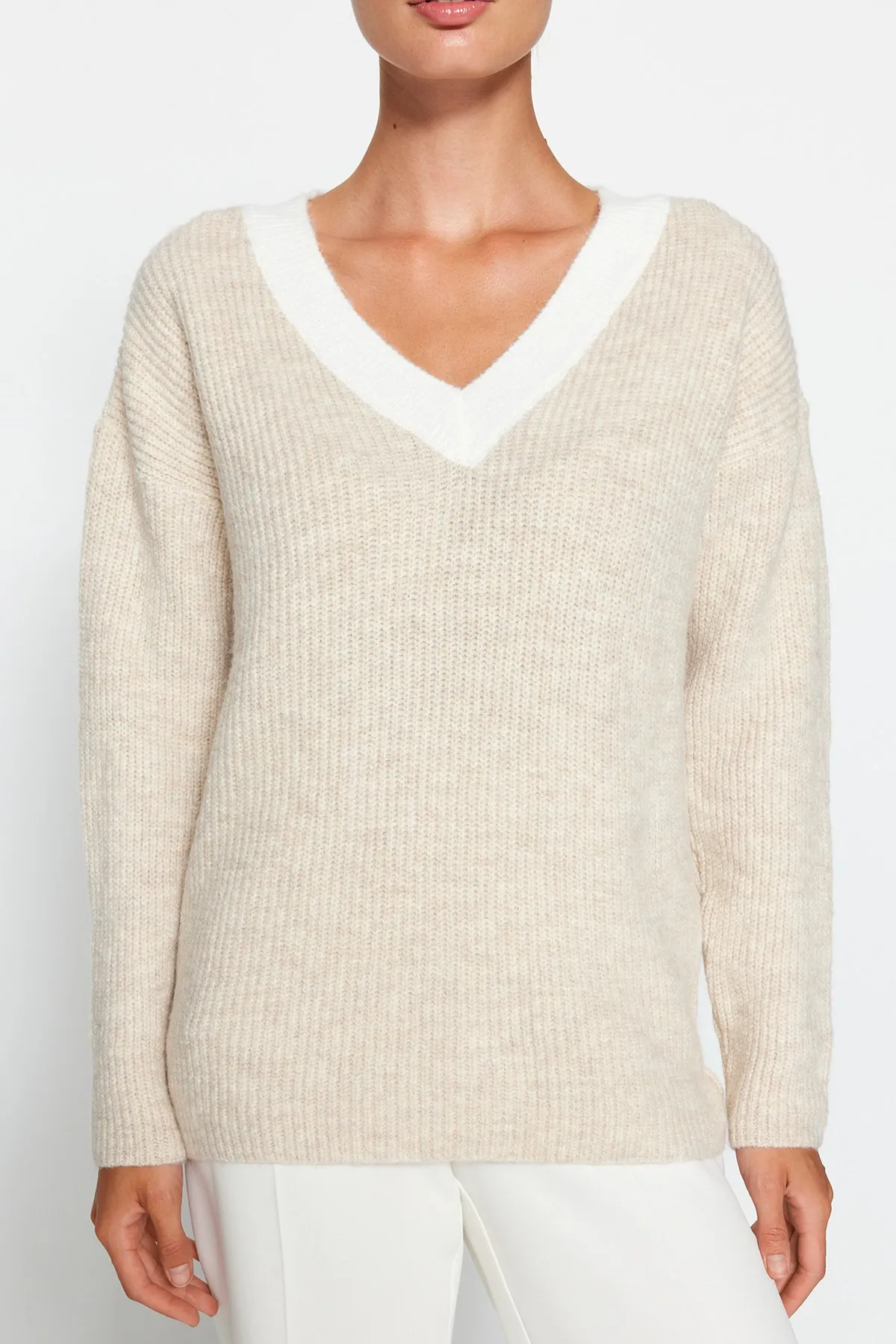 Trendyol Collection  Beiger Strickpullover mit weicher Struktur TWOAW24KZ00438