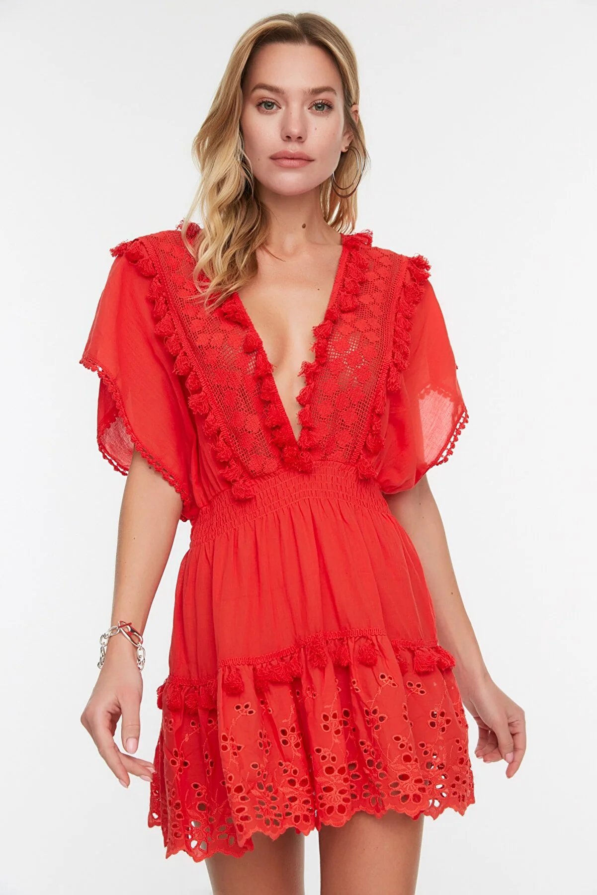 Trendyol Collection  Rotes Mini-Strandkleid aus 100 % Baumwolle mit gewebter Stickerei und detailliertem Detail TBESS21EL1248