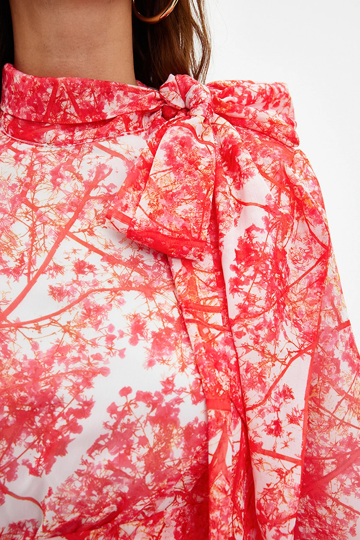 Trendyol Modest  Rotes, mit Blumenmuster gefüttertes, langes Chiffon-Abendkleid TCTSS24EB00040