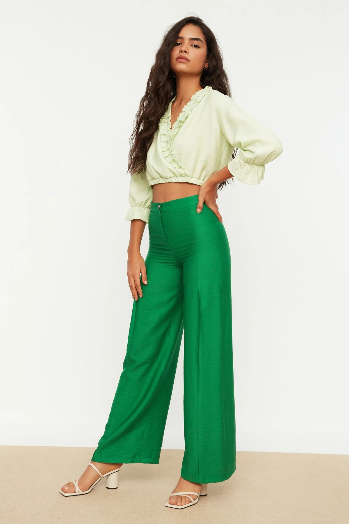 Trendyol Collection  Grüne Webhose mit weitem Bein TWOSS22PL0121