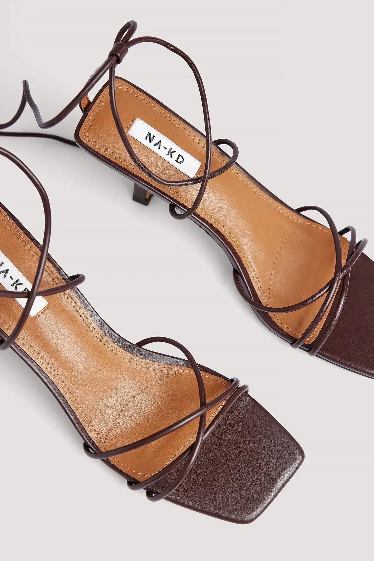 NA-KD  Niedrige Stiletto-Pumps mit Fesselriemchen