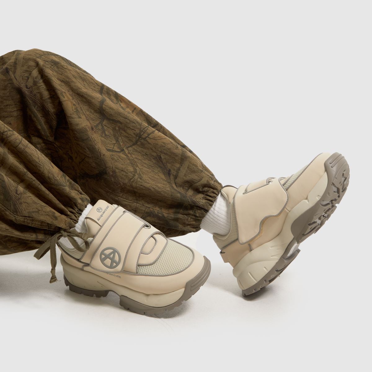 AKUPUNKTUR – Beige, kraftigare sneakers