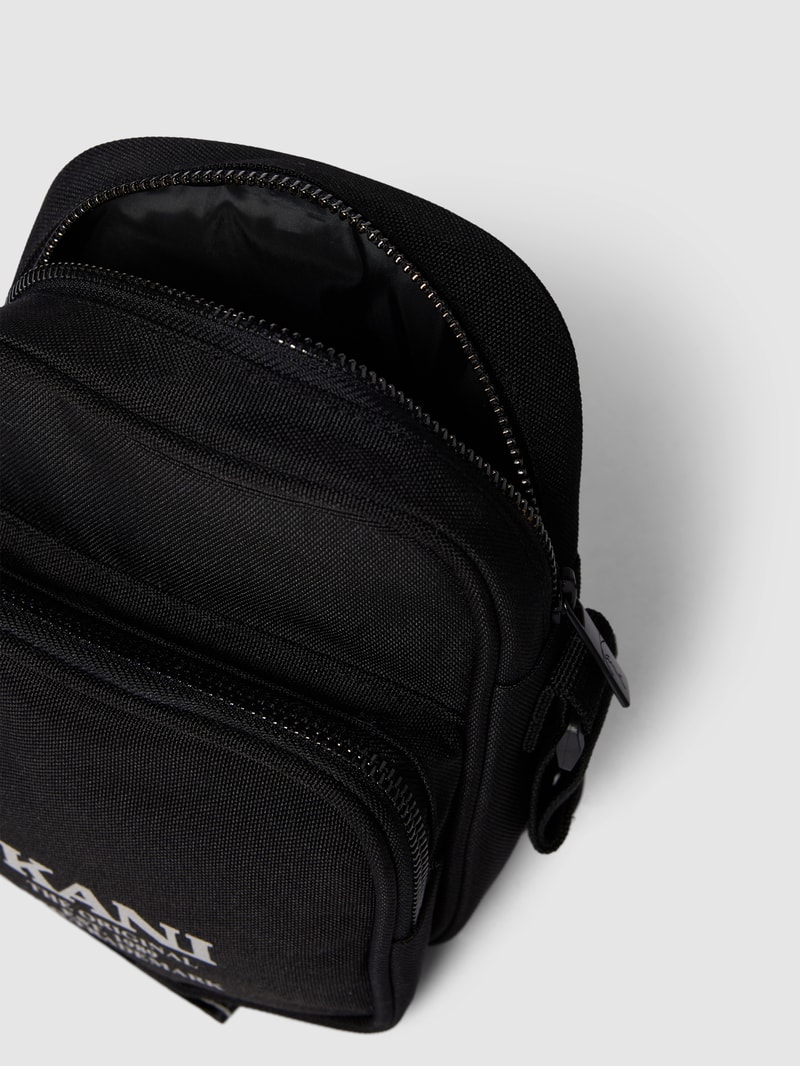 Umhängetasche mit Label-Print in schwarz
