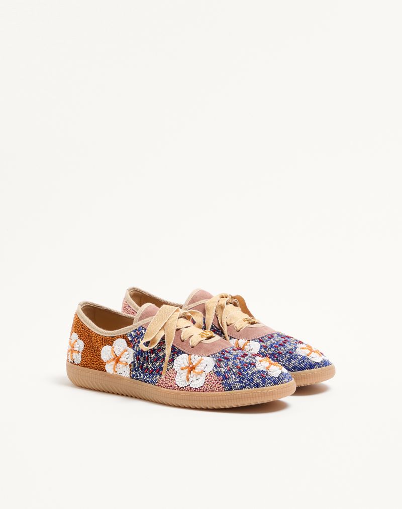 Cosmos-achtige sneaker van leer, pailletten en bloemenborduurwerk.
