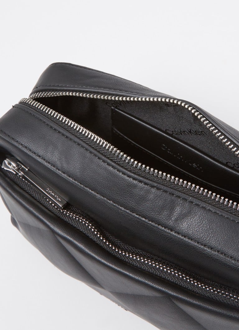 Borsa a tracolla trapuntata Calvin Klein con tracolla removibile.