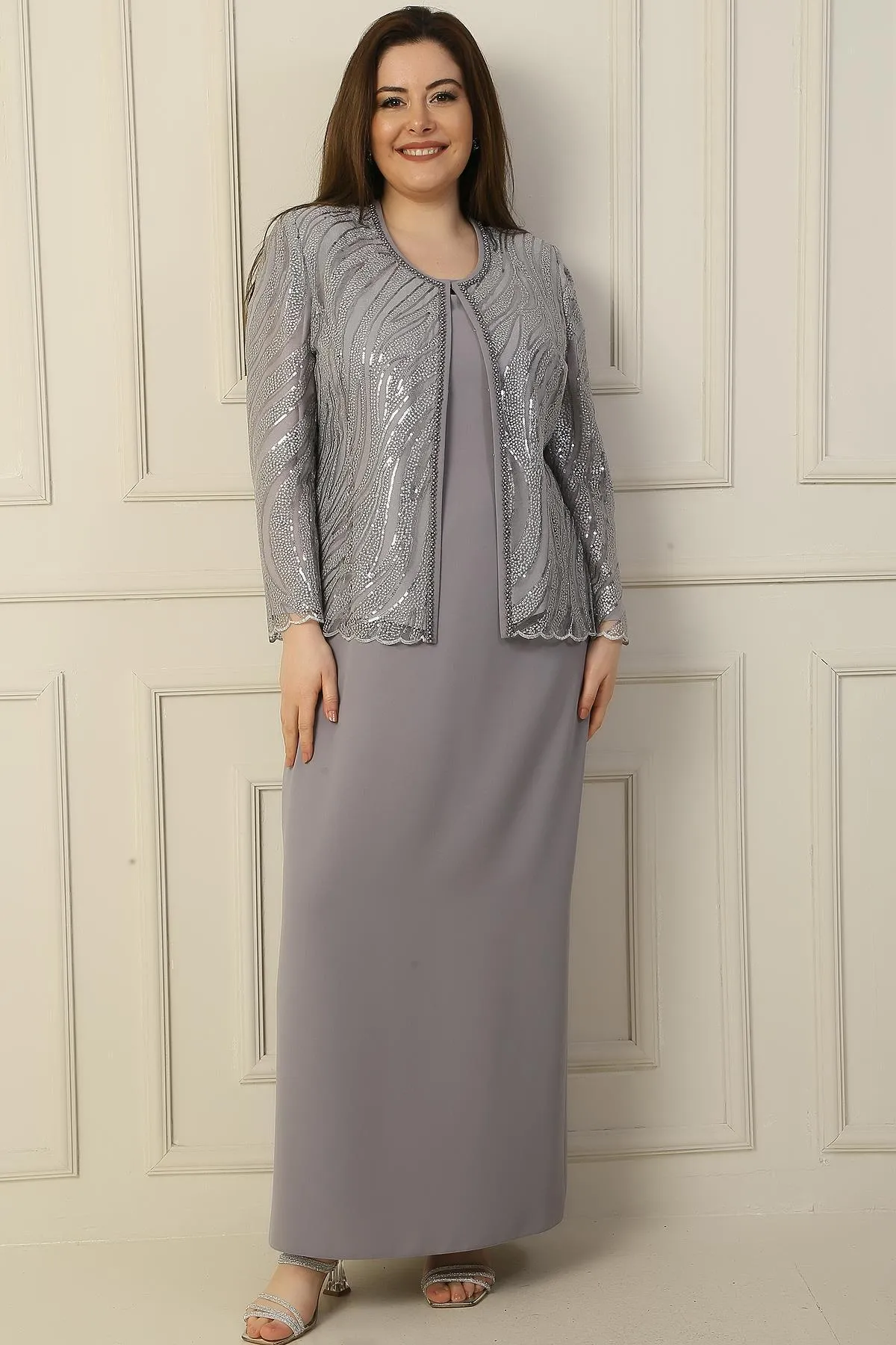 By Saygı  Langes Kleid mit Halbmondärmeln, mit Perlen und Pailletten bestickt, Jacke aus Tüll, gefüttert, 2-teiliges Set in Übergröße