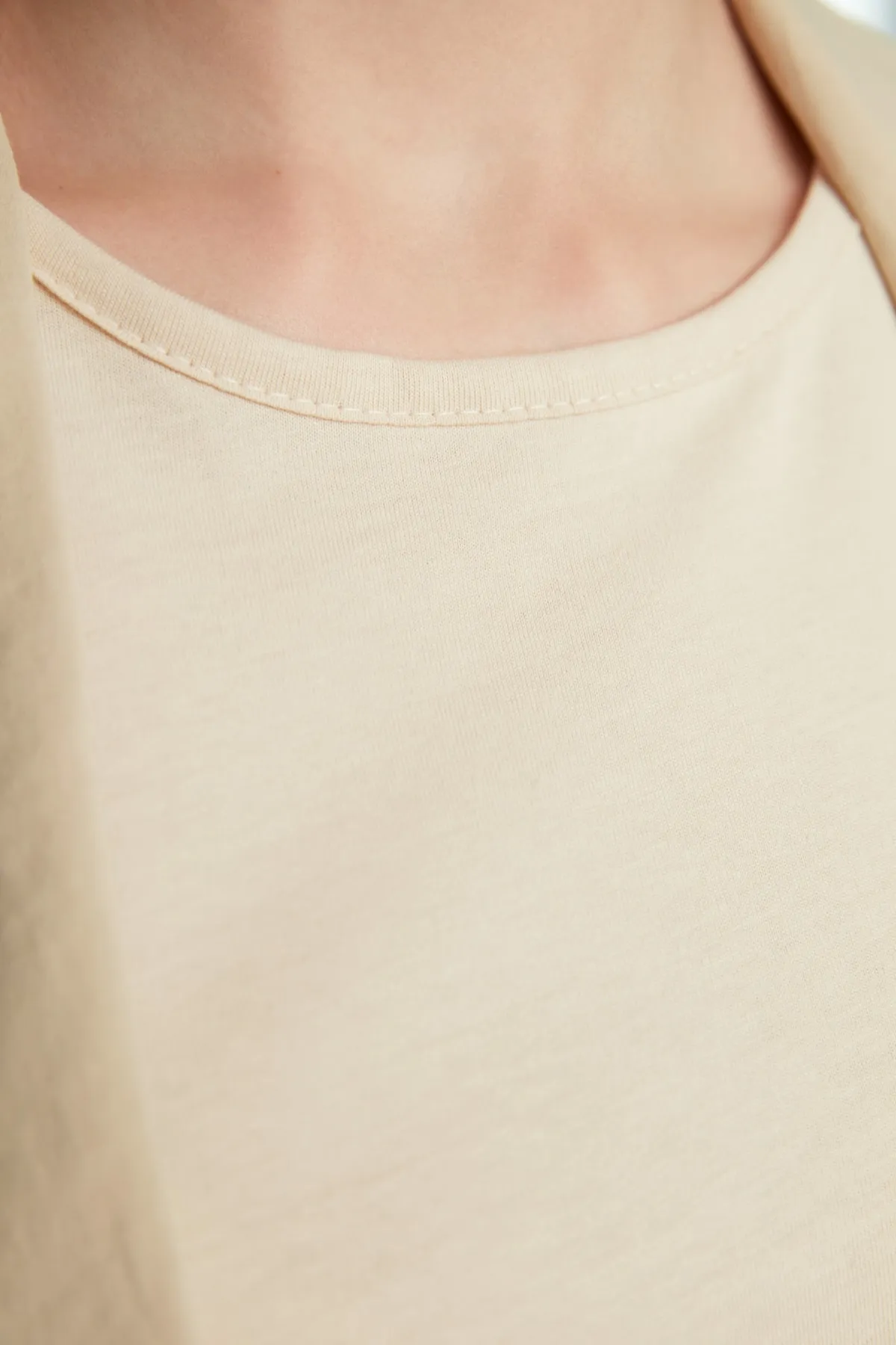 Trendyol Modest  Beiges ärmelloses Kleid mit Futter und Unterwäsche TCTSS21UK0034