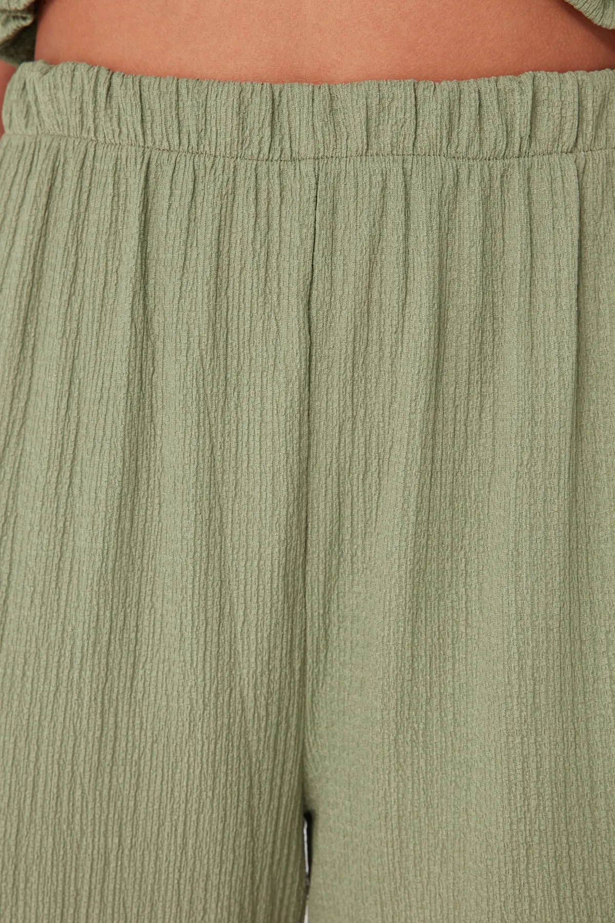 Trendyol Collection  Grünes gewebtes Rüschenblusen-Hosen-Set TBESS23AU00113
