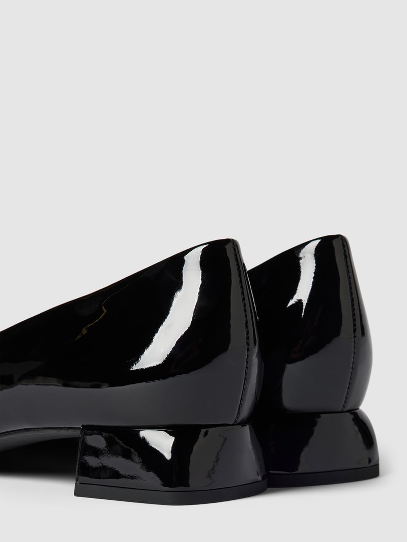 Ballerinas aus Leder mit Label-Detail Modell 'Pointed' in schwarz