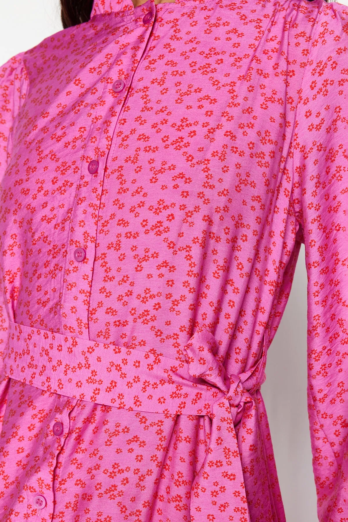 Trendyol Modest  Rosa gewebtes Kleid mit Gürtelrock, Volant, Blumenmuster und Futter TCTSS23EB00294