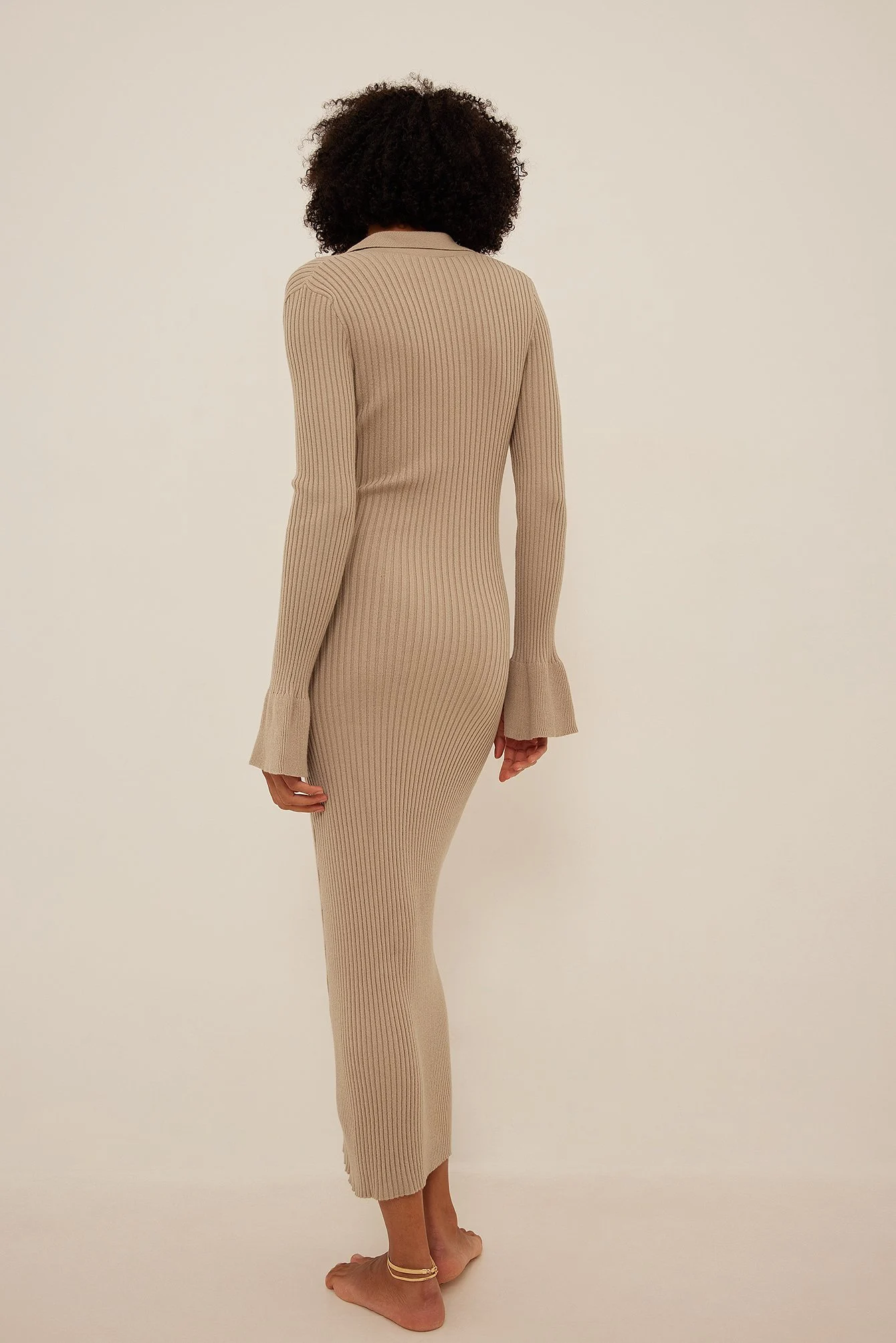 Rippenstrick-Kleid mit Trompetenärmeln