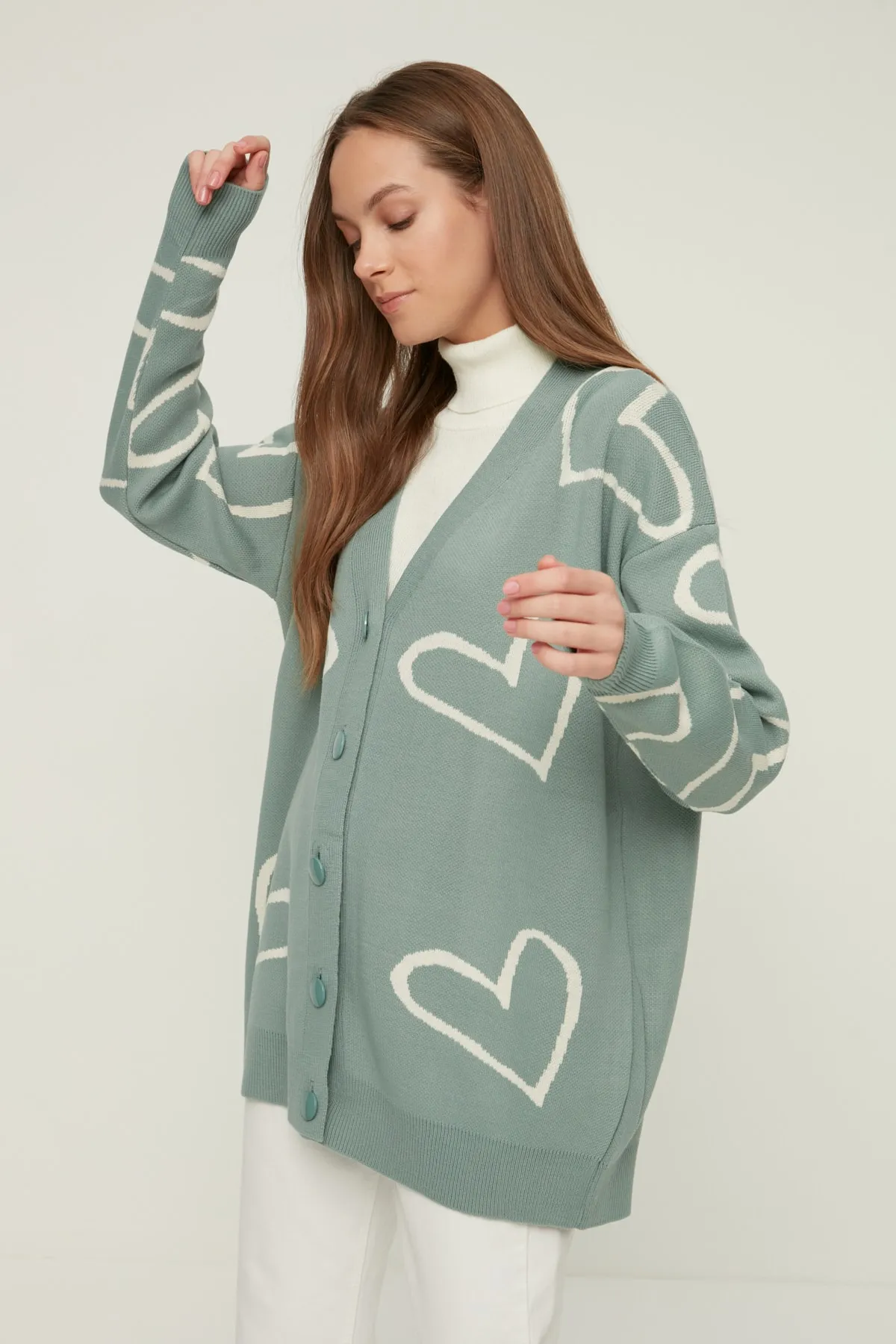 Trendyol Modest  Mintfarbene Strickjacke mit V-Ausschnitt und Herzmuster TCTAW22TH0161