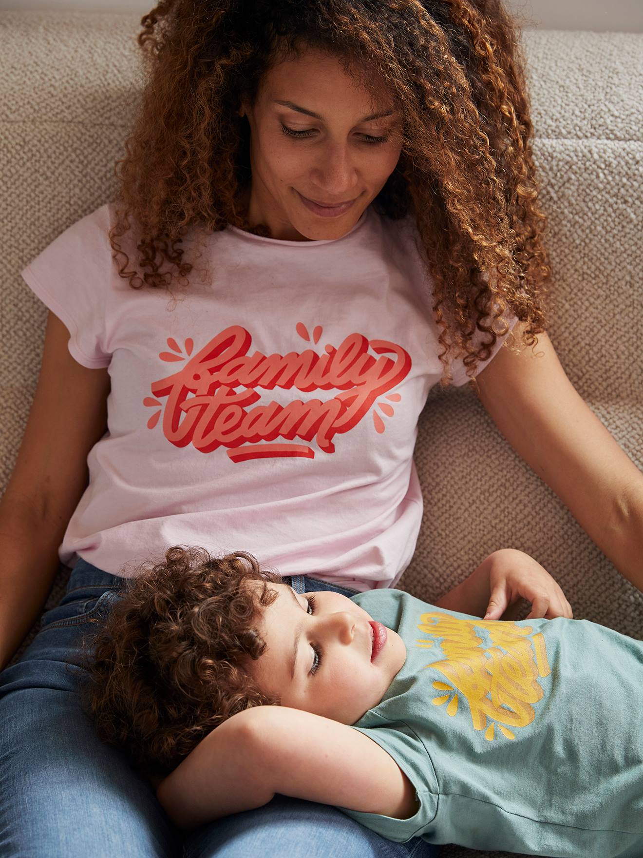 T-shirt Family team femme collection capsule vertbaudet et Studio Jonésie en coton bio. rose