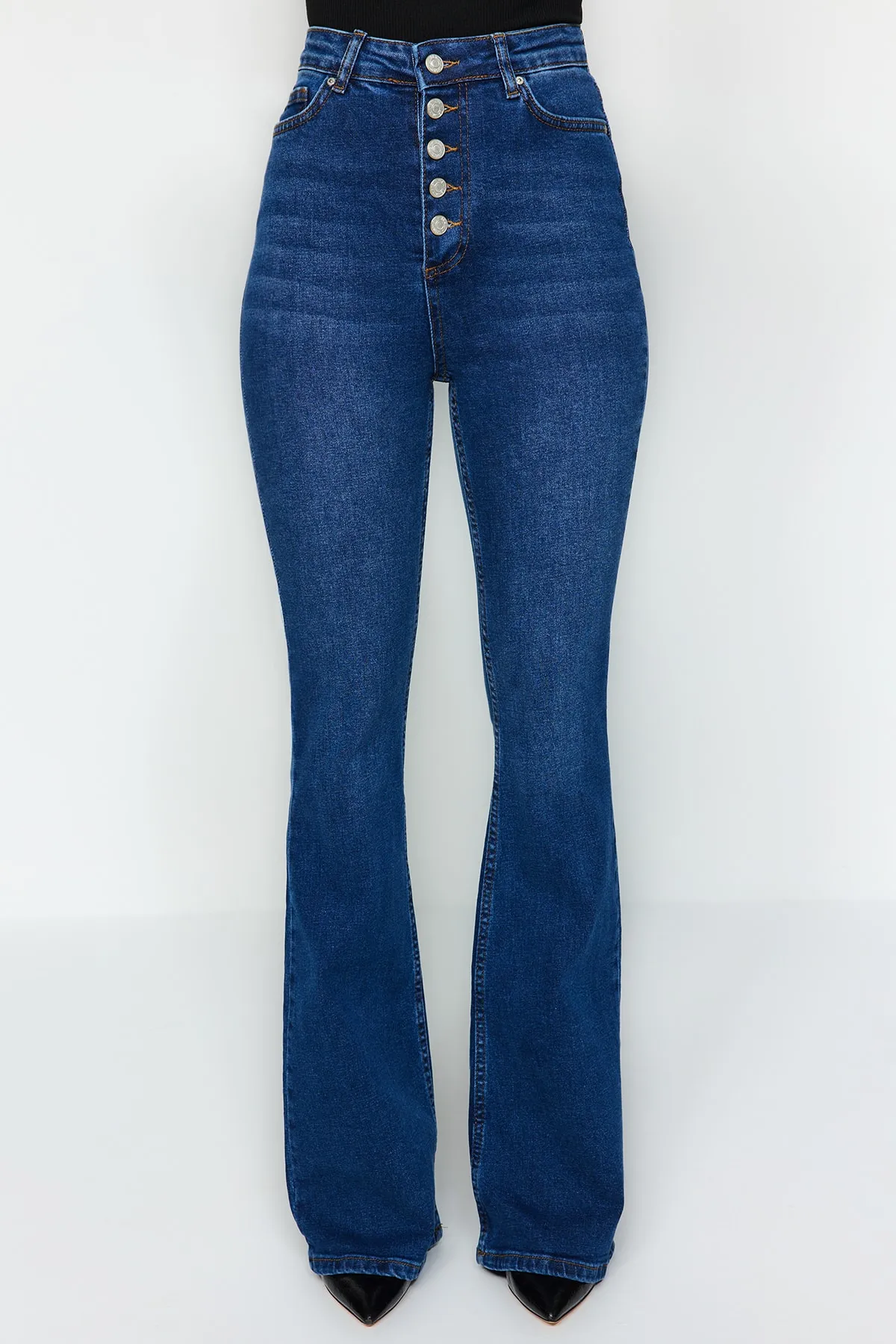 Trendyol Collection  Blaue Schlagjeans mit hoher Taille und Knopfleiste vorne TWOSS20JE0111