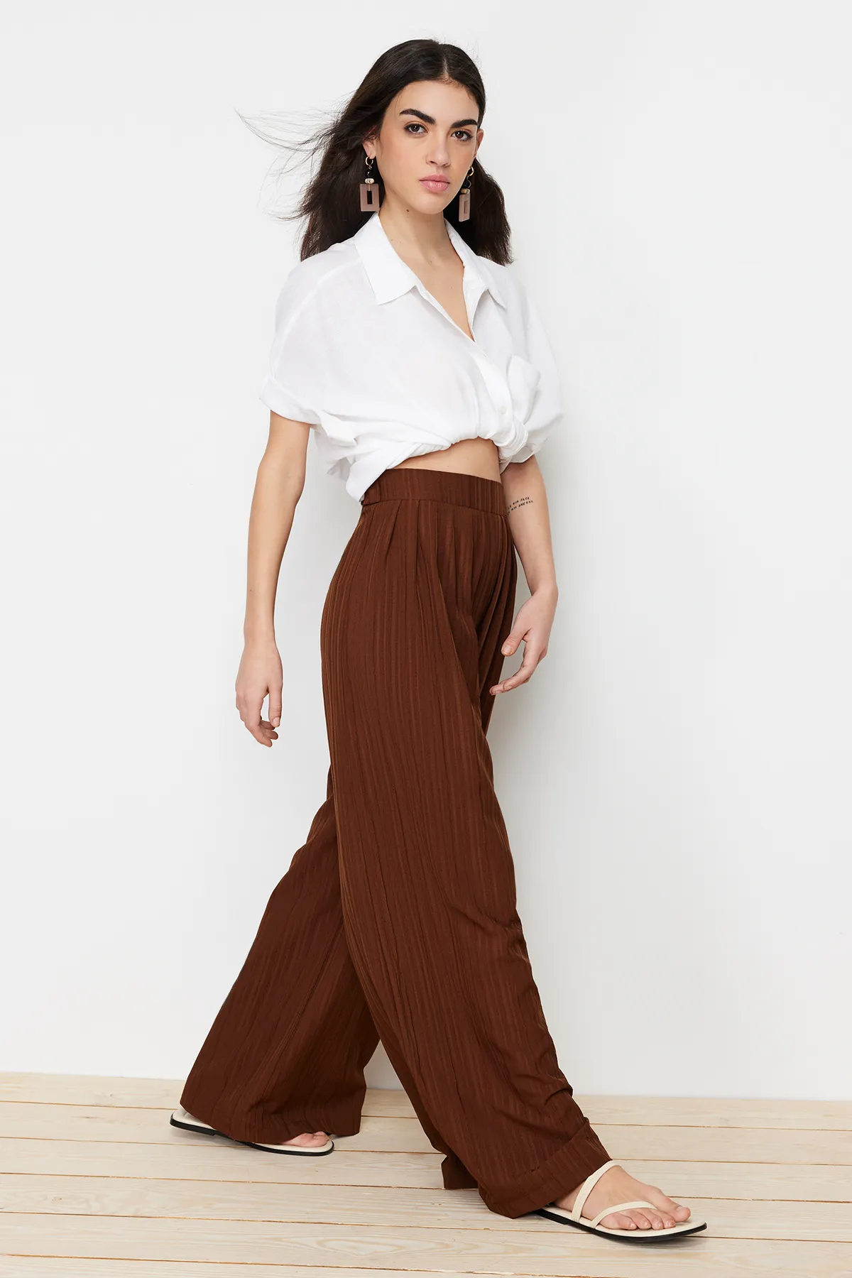 Trendyol Collection  Dunkelbraune, gewebte Hose aus strukturiertem Stoff mit weitem Bein und Faltendetails TWOSS24PL00057