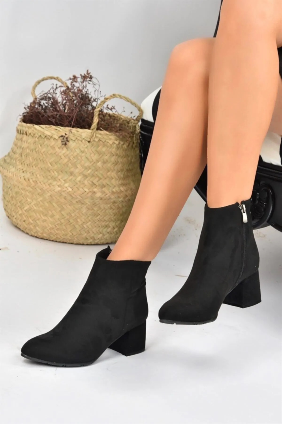 Fox Shoes  Schwarze Wildleder-Damenstiefel mit kurzem Absatz L276852402