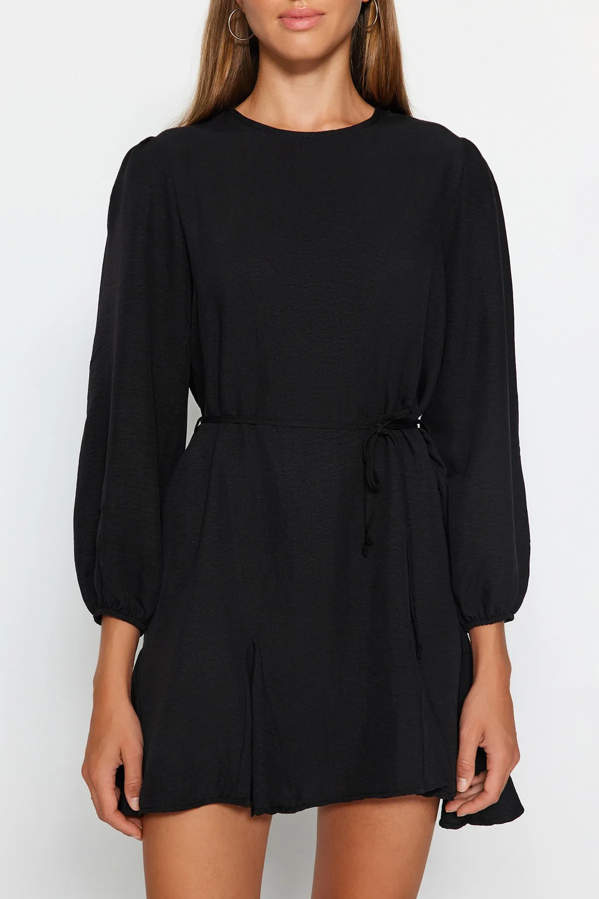 Trendyol Collection  Schwarzes, gerade geschnittenes Mini-Webkleid mit Rundhalsausschnitt und Gürtel TWOAW24EL00337