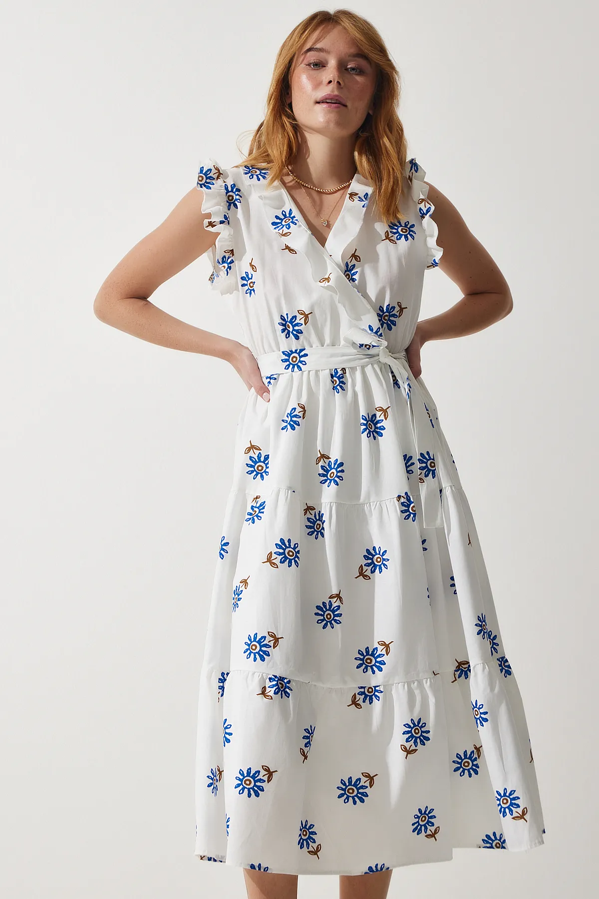 Happiness İstanbul  Weißes Sommerkleid für Damen mit Blumenmuster, Gürtel und Rüschendetail DK00165