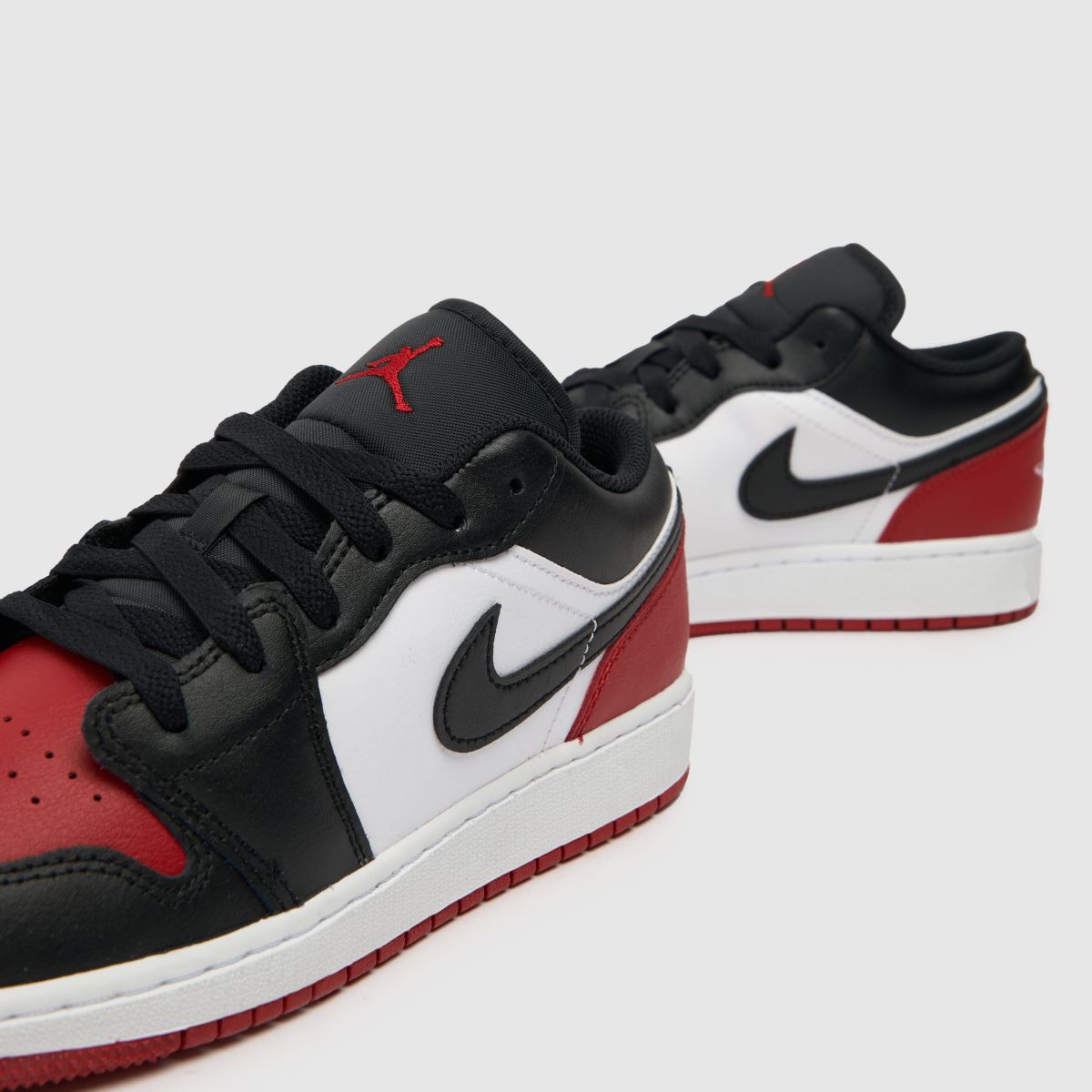 Bíločerné chlapecké tenisky Nike Jordan 1 Low pro mládež