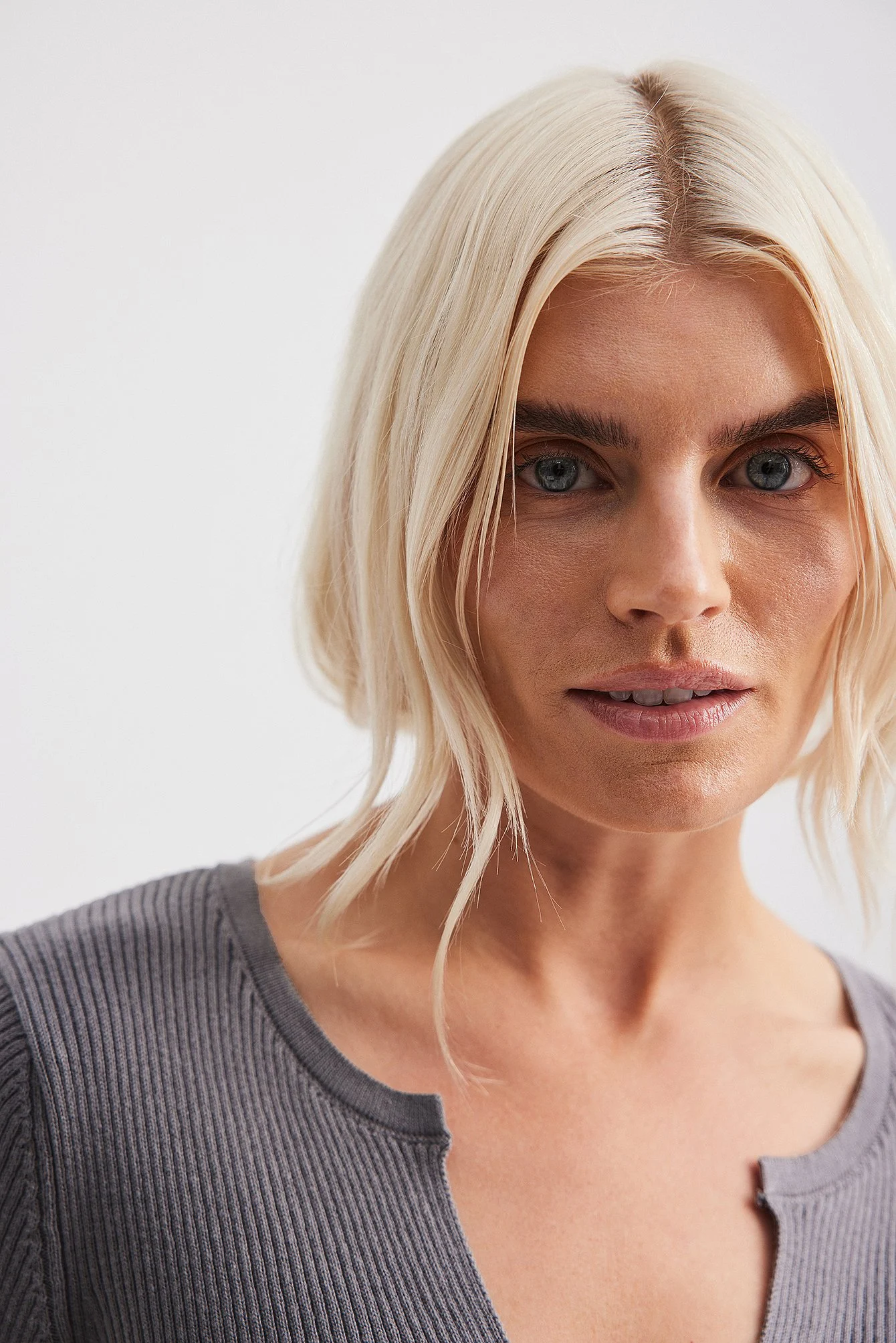 Leichter Ripp-Strickpullover mit V-Detail