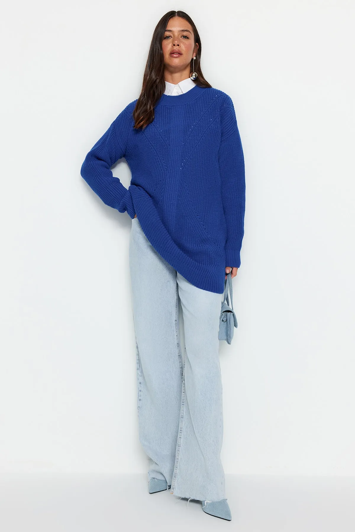 Trendyol Modest  Saks Strickpullover mit Rundhalsausschnitt TCTAW24AK00023