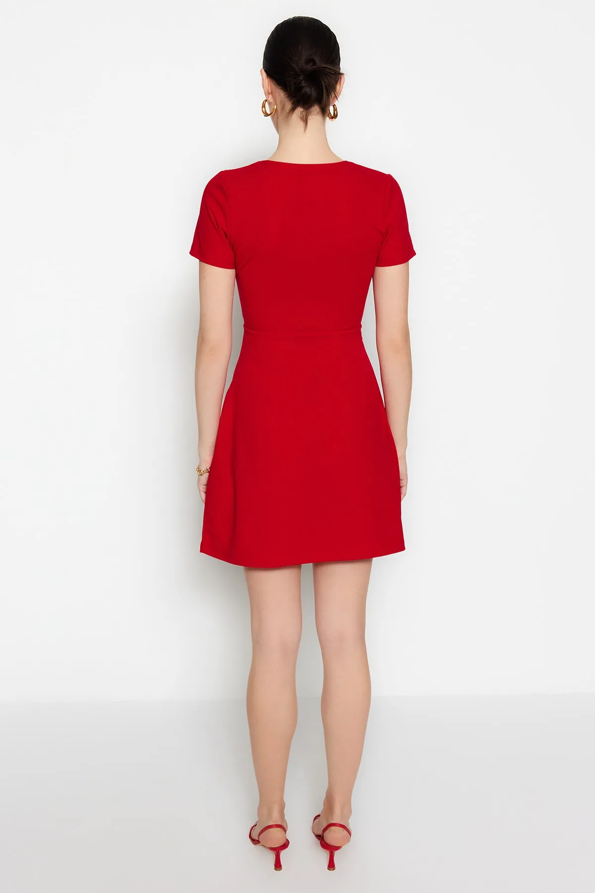 Trendyol Collection  Rotes, zweireihiges Mini-Strickkleid aus Krepp in A-Linie mit Kragen TWOSS23EL01703