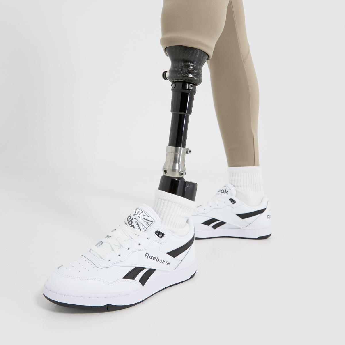 Reebok BB 4000 II edzőcipő fehér és fekete színben