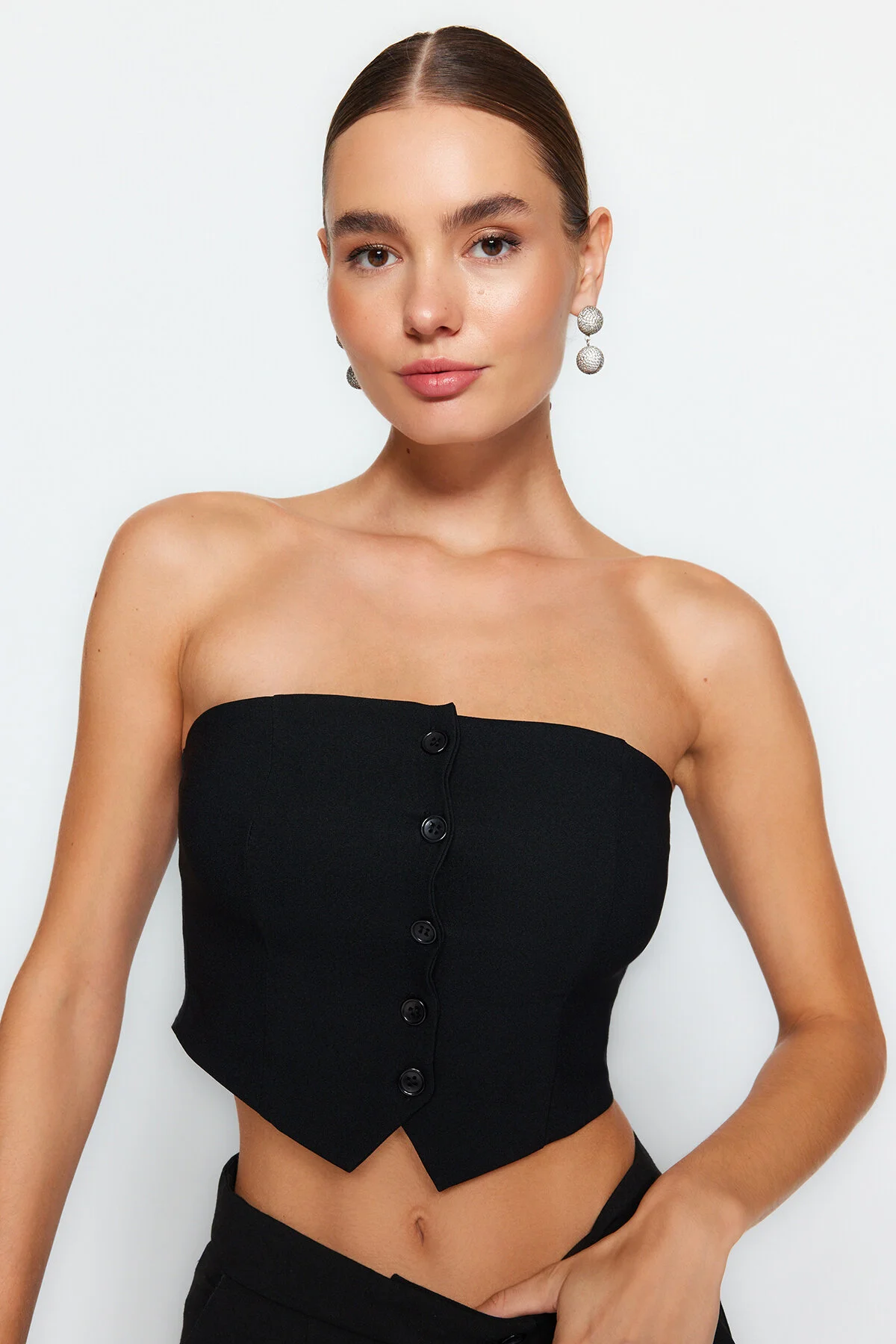 Trendyol Collection  Schwarze, trägerlose, gewebte Bluse mit Knöpfen und Details TWOAW24BZ00421