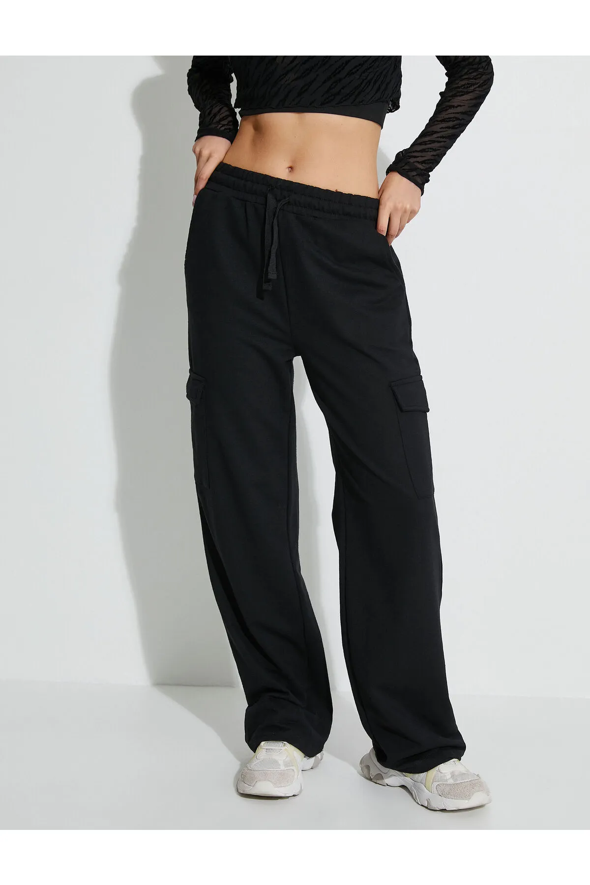 Koton  Sportliche Cargo-Jogginghose mit Tasche und Bindegürtel, normales Bein