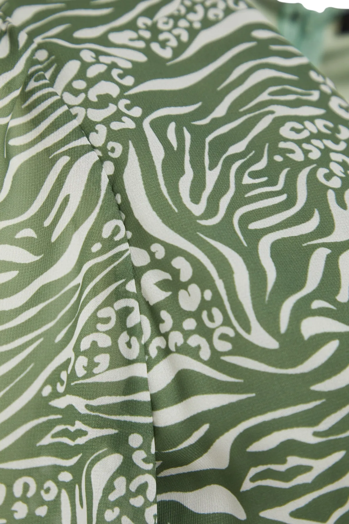 Trendyol Collection  Grünes, gewebtes Kleid in A-Linie/Glockenform mit Tiermuster und Rüschen in Midi-Länge TWOSS23EL00995