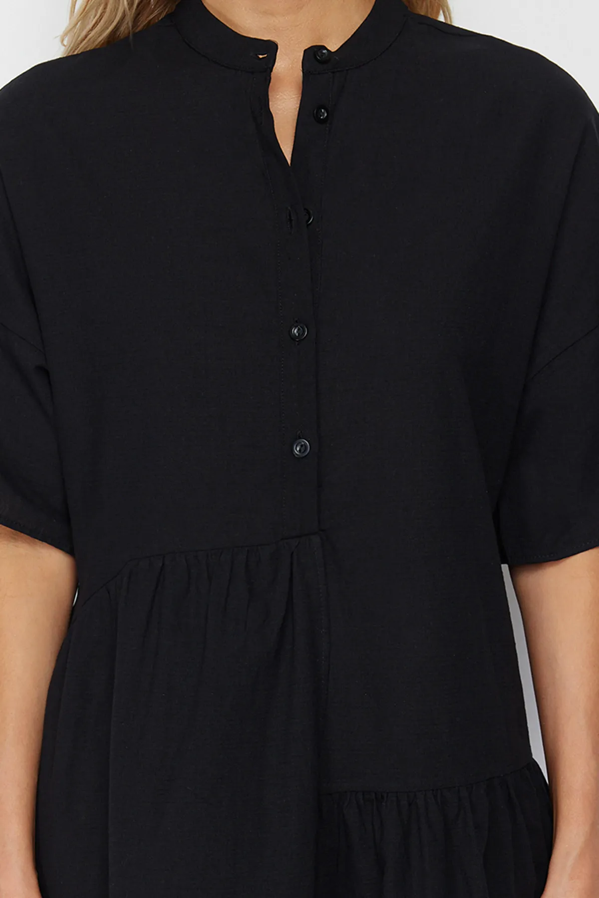 Trendyol Collection  Schwarzes, weit geschnittenes Mini-Strandkleid mit gewebtem Volant aus 100 % Baumwolle TBESS20EL0873