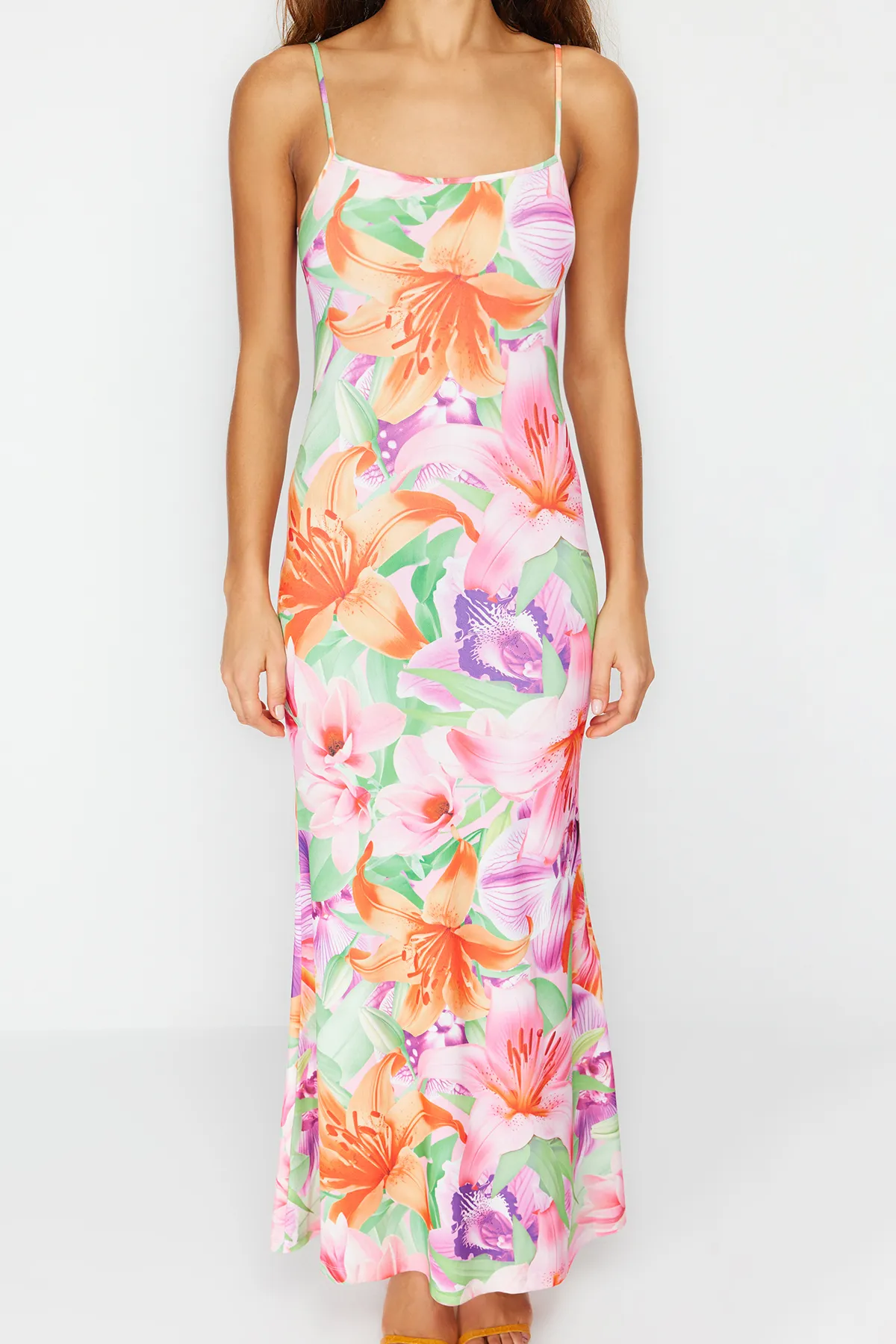 Trendyol Collection  Mehrfarbiges, florales, figurbetontes Maxi-Bleistiftkleid mit Trägern und dehnbarem Strick TWOSS23EL02435